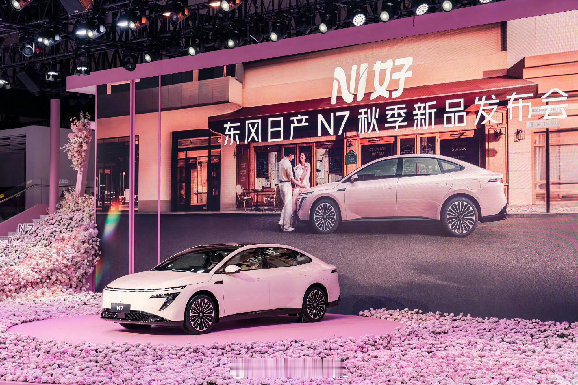 车企居然发布秋冬流行色N7 推出了全新玫瑰摩卡内饰，低饱和度的棕粉色调。“玫瑰摩