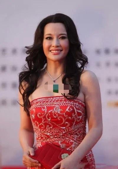 打心底佩服演员刘晓庆。
不是那种喜欢她的颜值和崇拜她演技的那种，是折服她几十年热