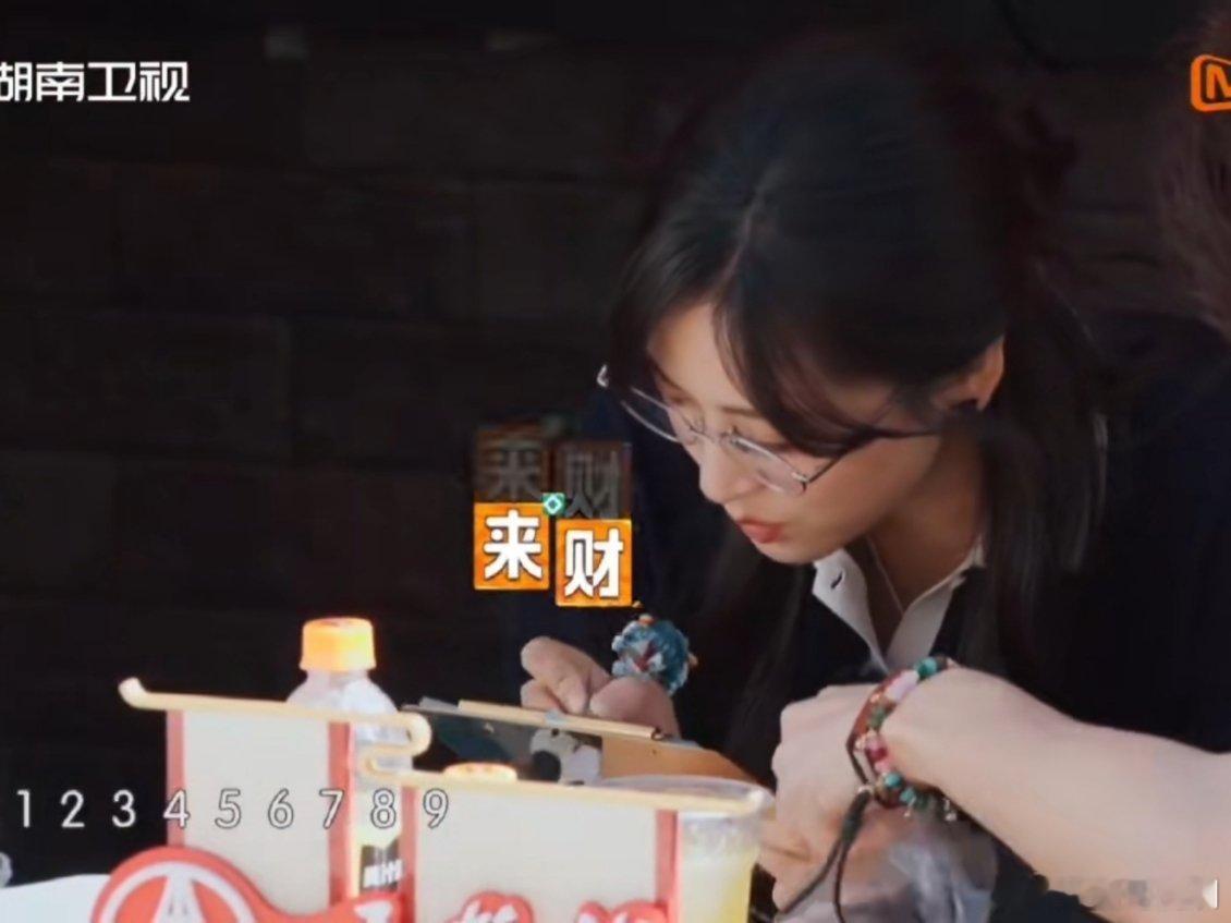 沈月翟潇闻来自销冠的底气翟潇闻迈出销冠的步伐 沈月翟潇闻在餐厅门口摆摊，直接赚了