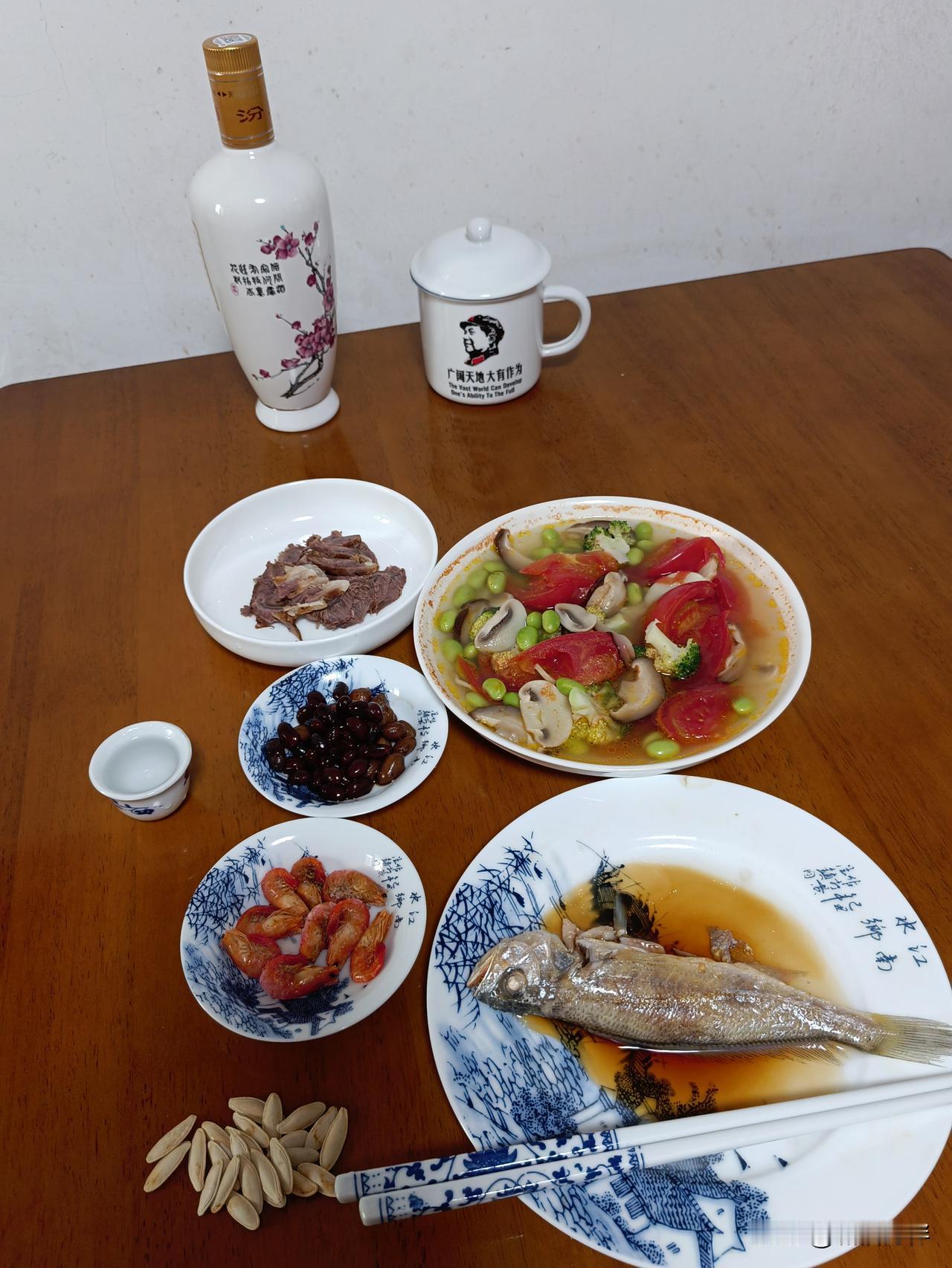 73岁单身老男人像老妇女一样忙着洗晒，上海梅雨季到了，趁着今天没下雨，赶紧换洗床
