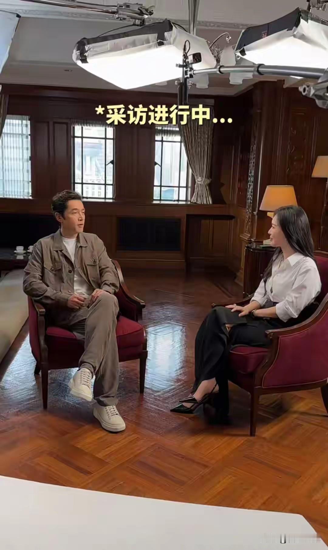 胡歌这是怎么了
都猜他缺money了

不然怎么会应邀
去什么共同说

仔细一看