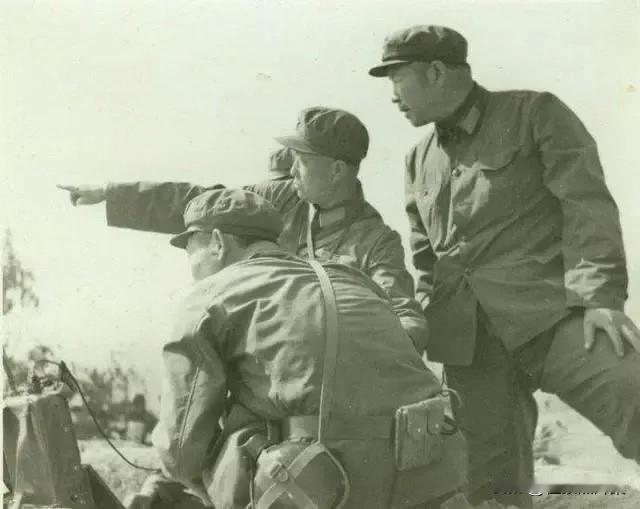 1979年2月27日，对越反击战时，160师师长张志信（右一）在组织部队攻陷越南