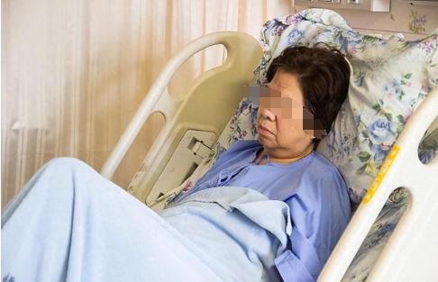 我婆婆住院，我公公坐她床头斗地主，喝水也喝不上，吃饭也全是油腻的！大姑子问我怎么
