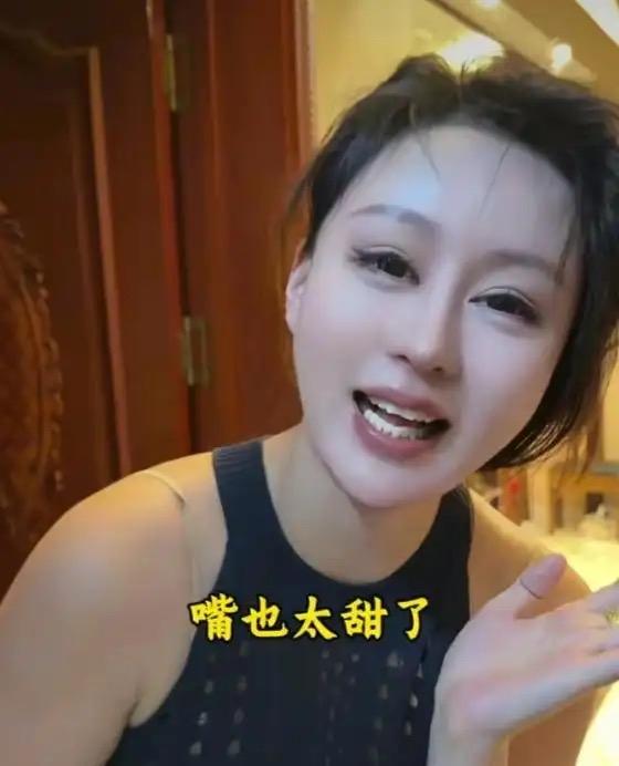 这外卖小哥也太会说话了，几句夸赞直接把女士哄得脸红心动。
女士开门取餐，小哥张口