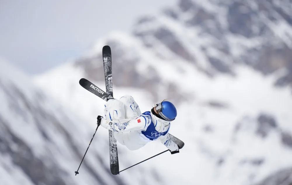 在米兰冬奥会自由式滑雪女子坡面障碍技巧决赛中，中国队选手谷爱凌获得银牌。