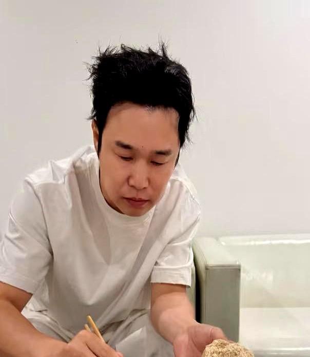 拿命换钱，到底值不值？

45岁的小沈阳，为了演唱会好看，硬把自己182的个子减