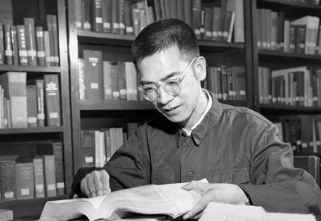 《文史参考》中《江青曾帮助陈景润》一文写道：1973 年 3 月底的一天中午 1