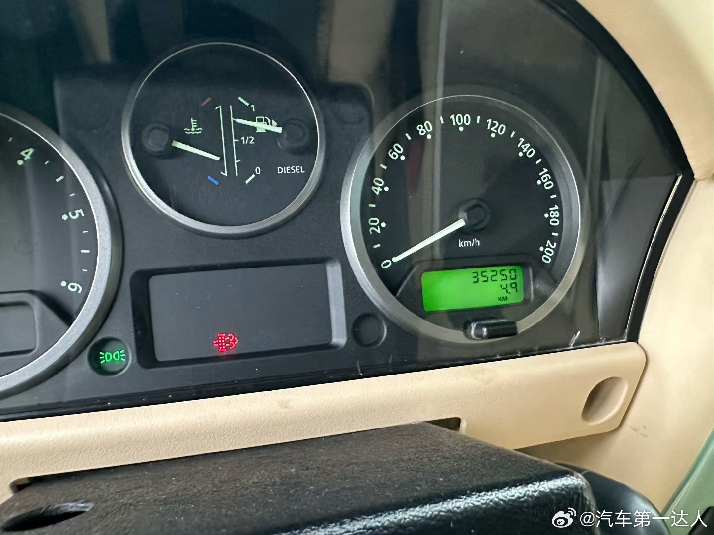 路虎卫士110，高定版配色绿外米内 