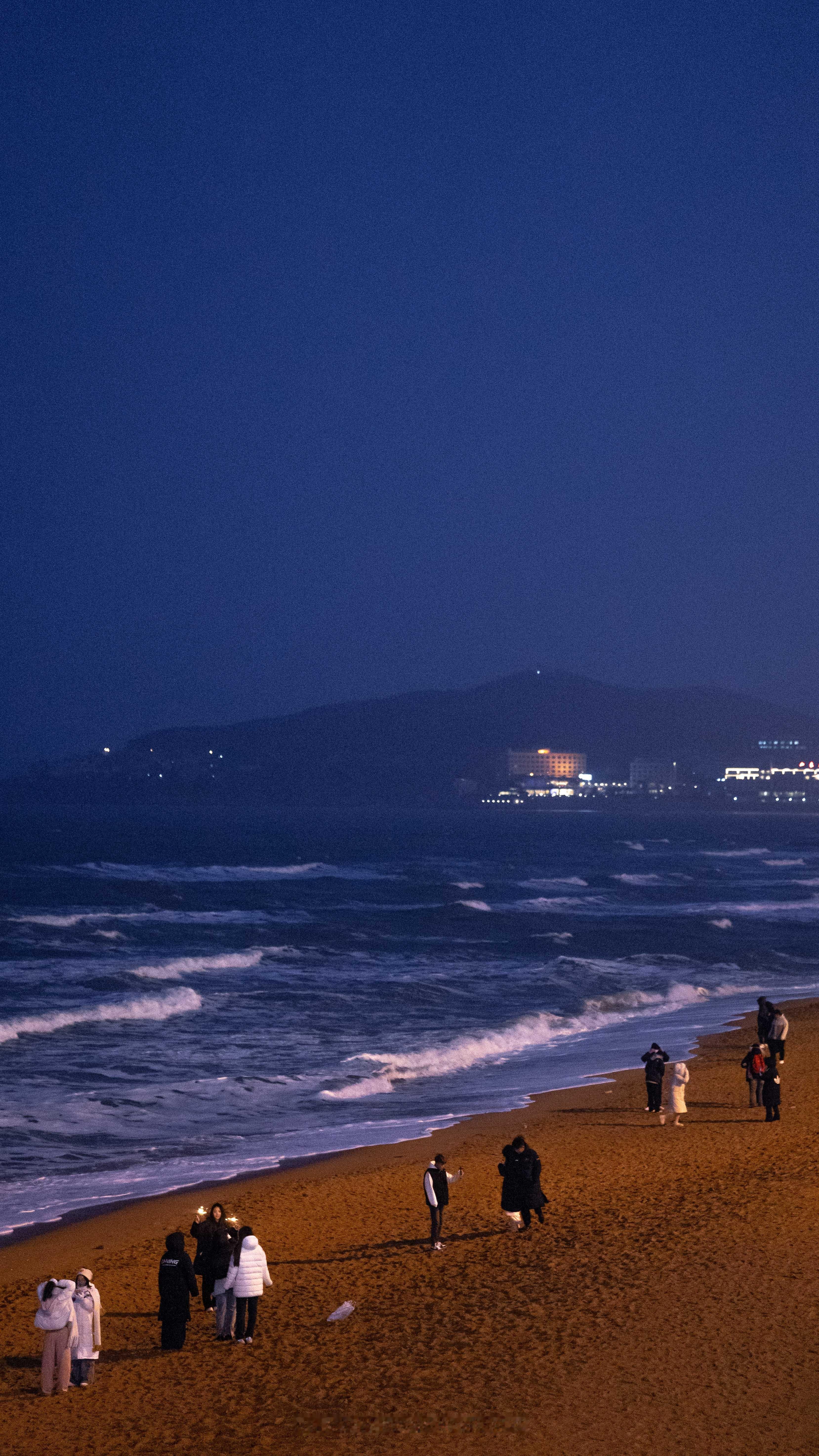 看海看久了想见人，见人见久了想看海。 ​​​