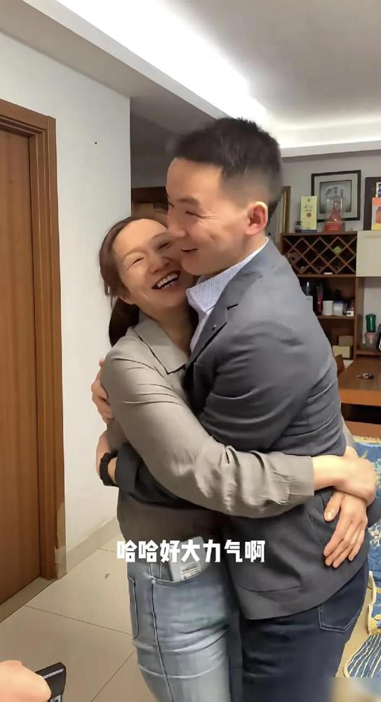 泪目！行李箱里塞的不是特产，是24年攒下的母爱啊！谢浩男回南京宿舍这天，妈妈硬是