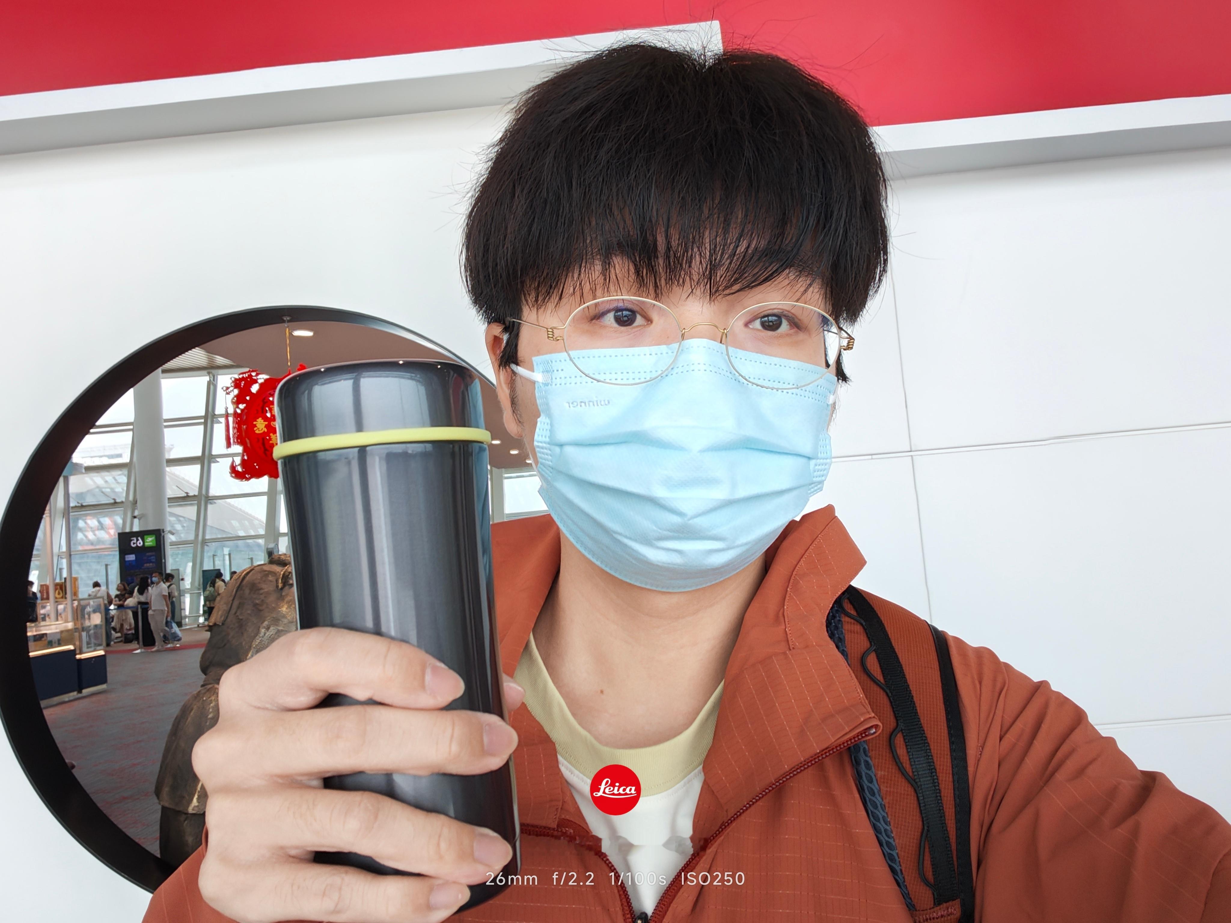 兄弟们，上了年纪就是这样，出门都得随身带着保温杯了 厦门·厦门高崎国际机场