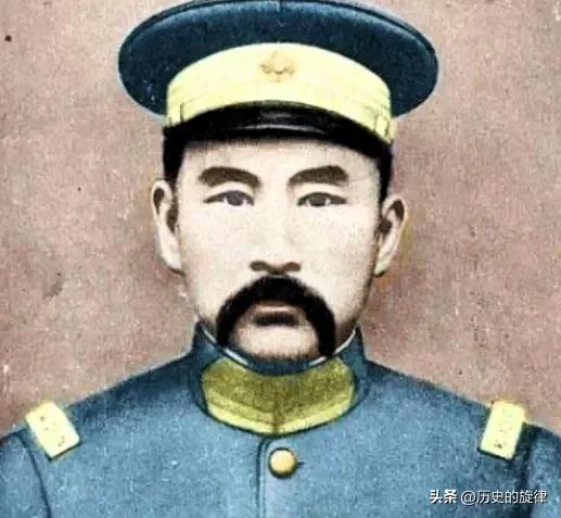 张勋复辟前夜，三姨太裸身出逃，背后藏着一段荒唐往事
 
1917年的那个深夜，徐