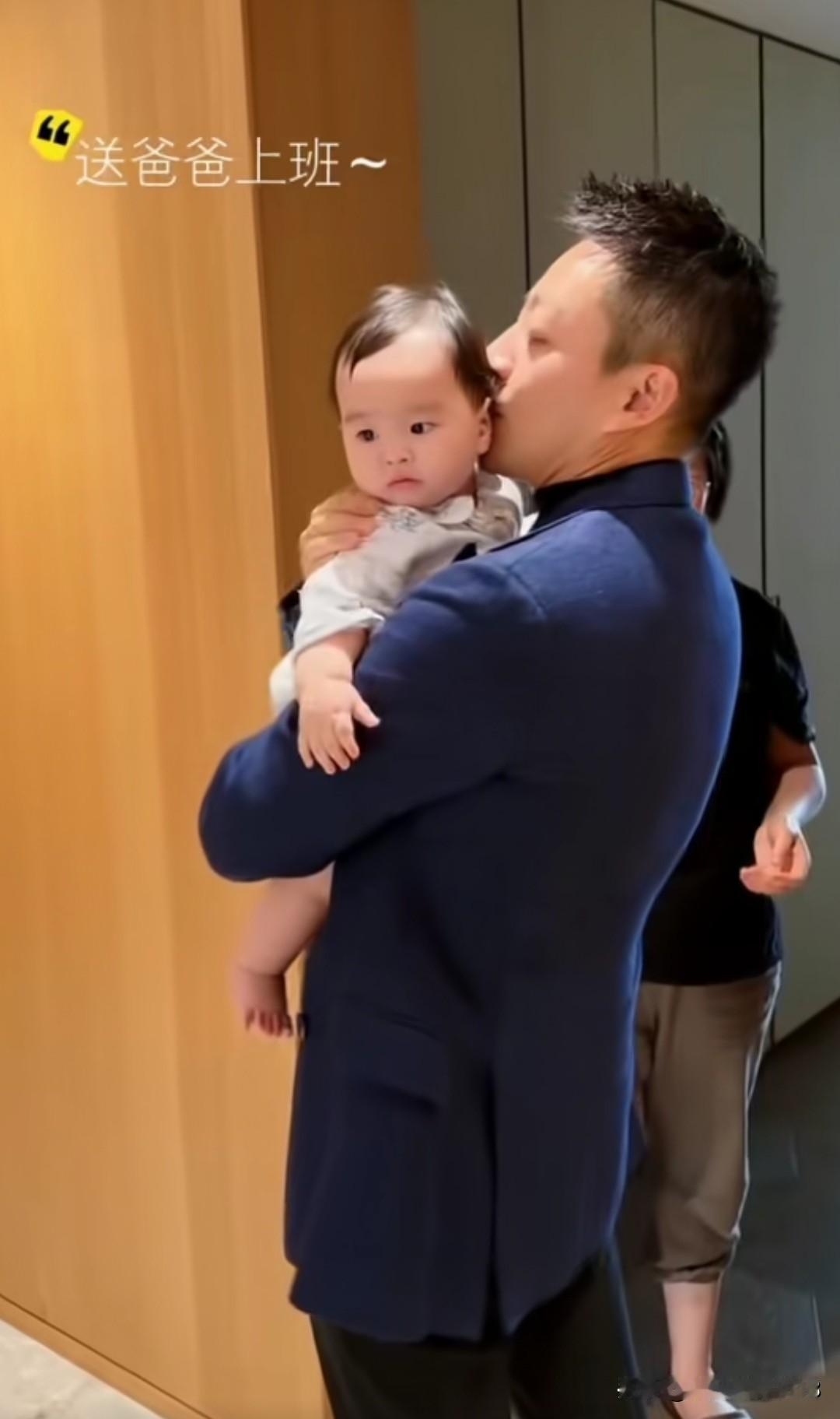 小汪宝看见爸爸要去上班了，小家伙投进爸爸怀抱里，妈妈拍着手要去抱他，小汪宝居然还