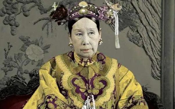 李莲英姐姐隐瞒真相，大清灭亡后才敢说：慈禧其实并非病死的。慈禧跟光绪在同一天离世