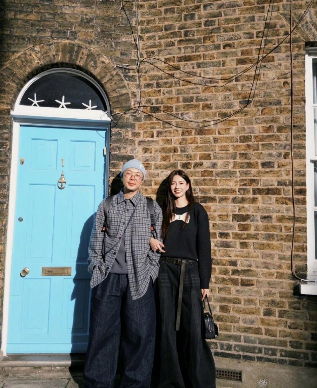 10月28号，沈梦辰po出一组合照给老公杜海涛庆生。沈梦辰那头长发飘飘的，模样老