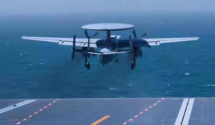 随着近年科技和军备井喷，我军场景已颇有世界超级军事强国风范，比如图一:舰载预警机