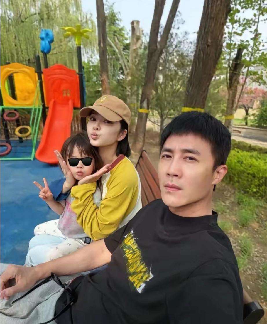 杜淳王灿周末遛娃，一家三口同框超温馨
 
    4月25日，杜淳晒出一家三口户