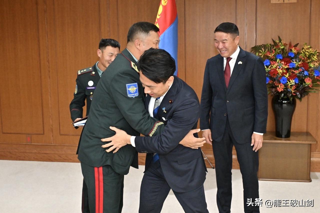小泉小身板，和蒙古空军司令玩相扑。日本防卫大臣小泉进次郎会见来访的蒙古国防部长巴
