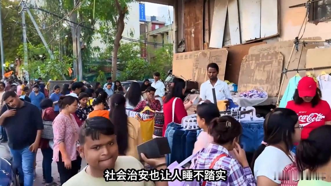 2018年5月，上海某大学毕业典礼上，一名印度留学生在台上发言讲：“我宁愿留在中