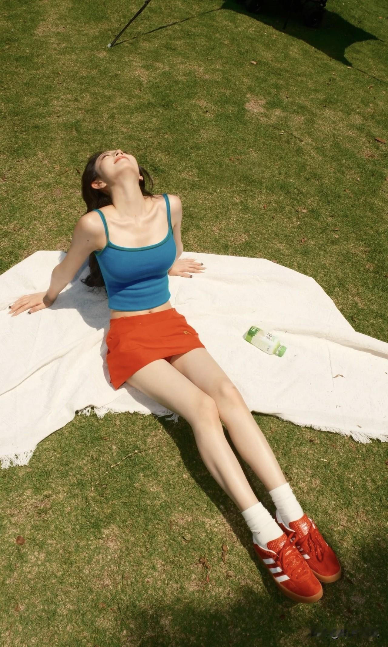 草地别傻站了！记住这个秘诀：动作越大，照片越飒。轻松拍出带风的活力感，你只需要放