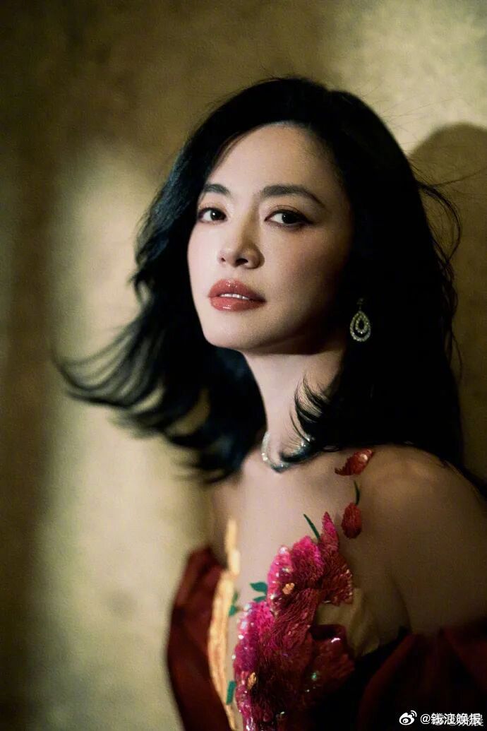 【#侯雯元方否认和姚晨恋情#：勿编故事，勿造谣】近日，网传#姚晨 侯雯元钟楚曦 