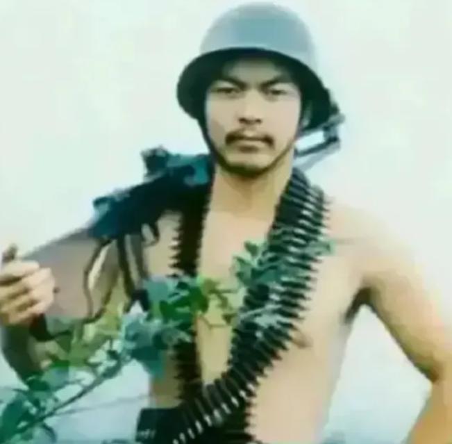 1979年，两名战士在打扫战场时，被越军狙击手枪杀，刘三毛大怒，他在水坑中一趴就