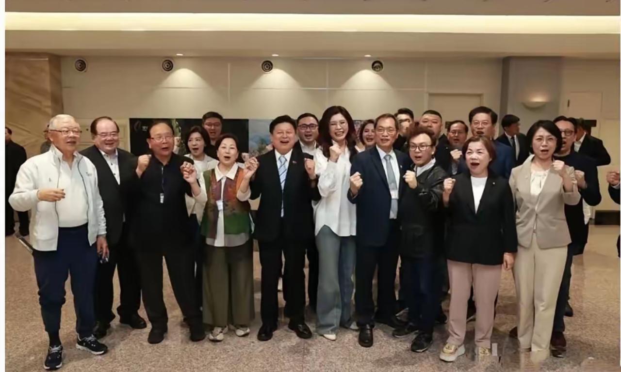 郑丽文所乘班机缓缓降落在台湾桃园机场，舱门打开的一刻，机场外早已分成两拨阵营的人