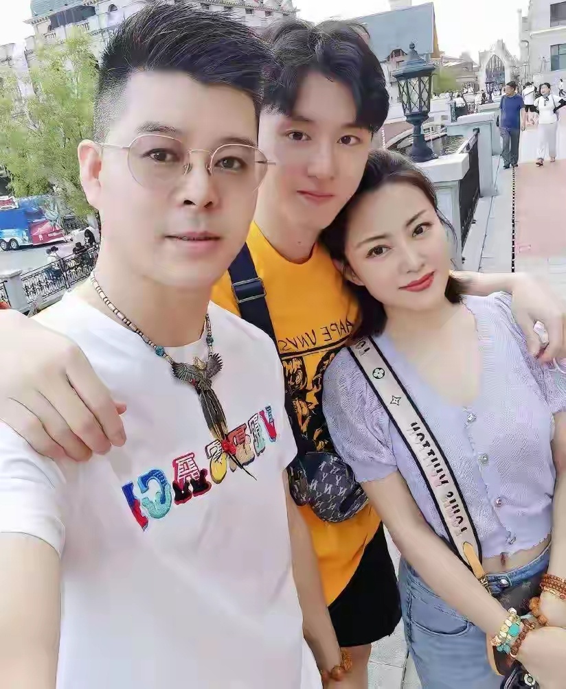 王小虎儿子东北大学研究生毕业，一家三口合影很幸福，这是真学霸 