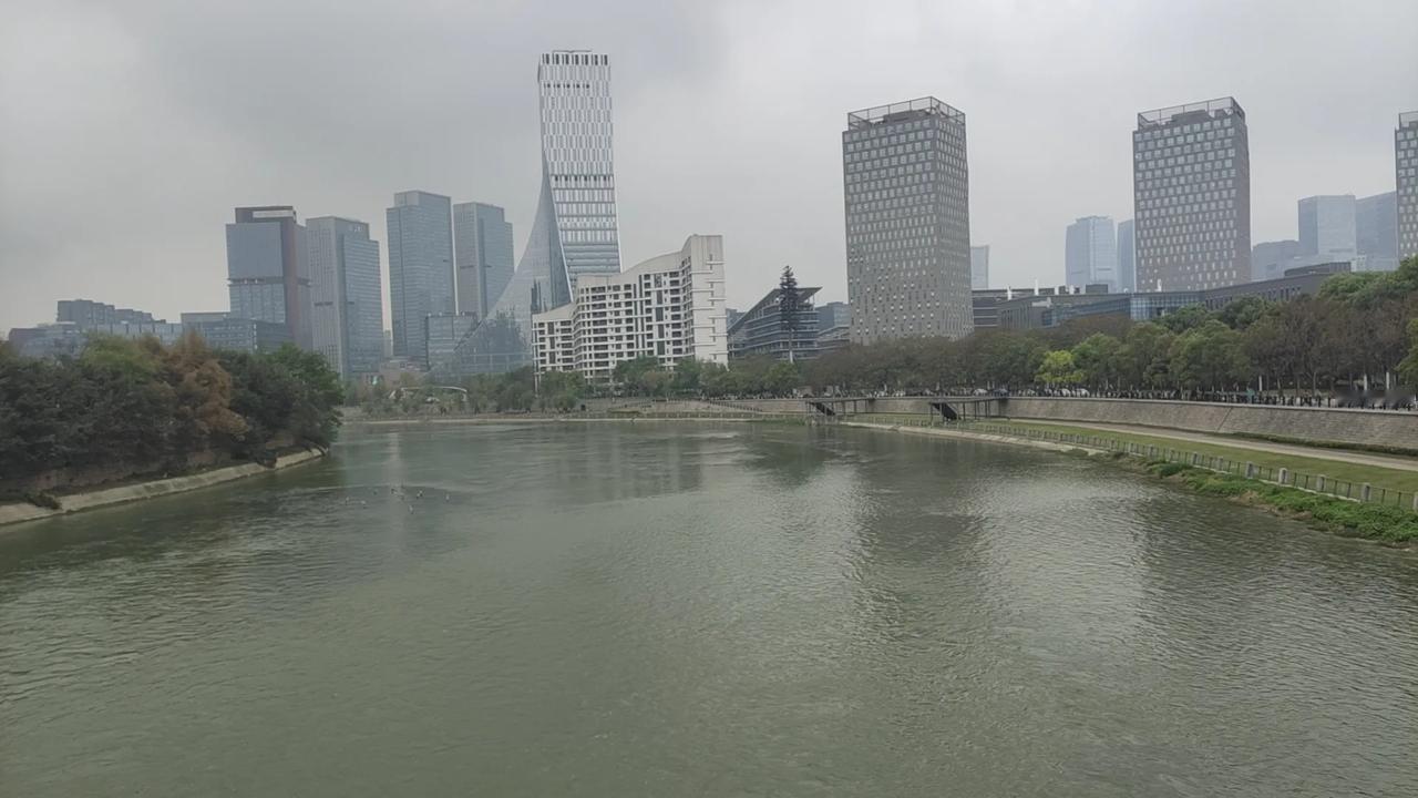 看到有人粉丝几个几千个，没几个赞也没几个评论，还没加v，晒出一天几千块的收益[我