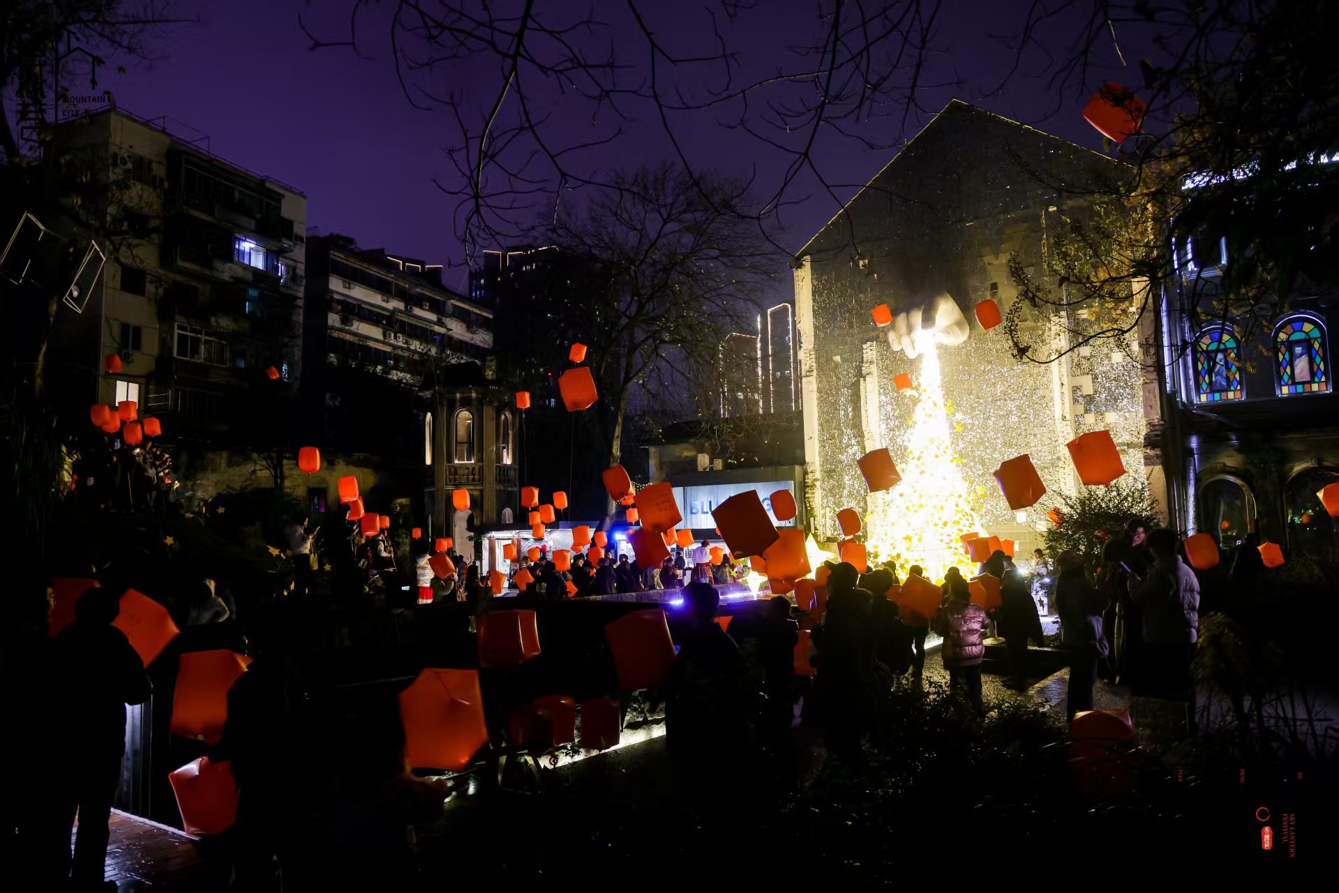 【千盏天灯点亮山城巷夜空】山城巷天灯节携五年积淀归来，已成重庆温暖的文化地标。手