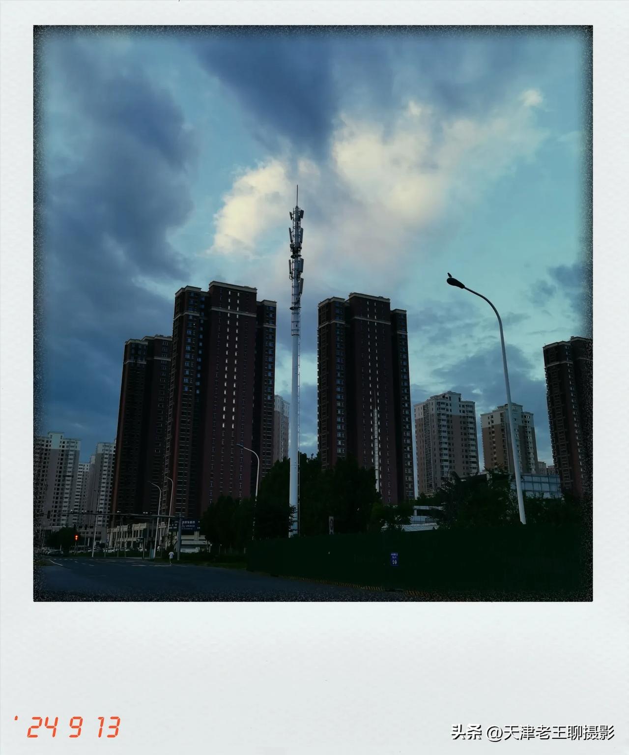 早，赶地铁的路上，天空的云，很漂亮，边走边用手机拍了几张。