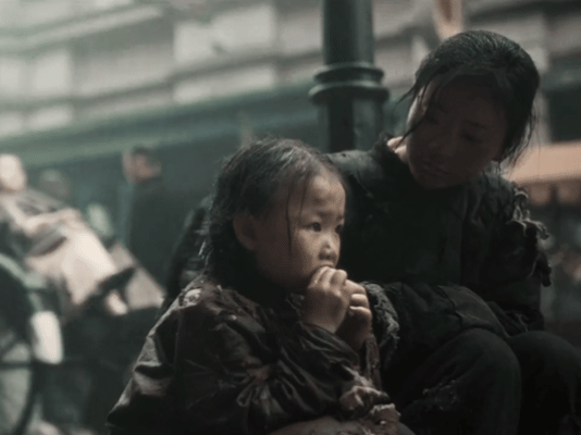 八千里路一门之隔两个世界🍞曾经体面的丁玉娇一家，如今连大米都吃不上，只能啃硬馒