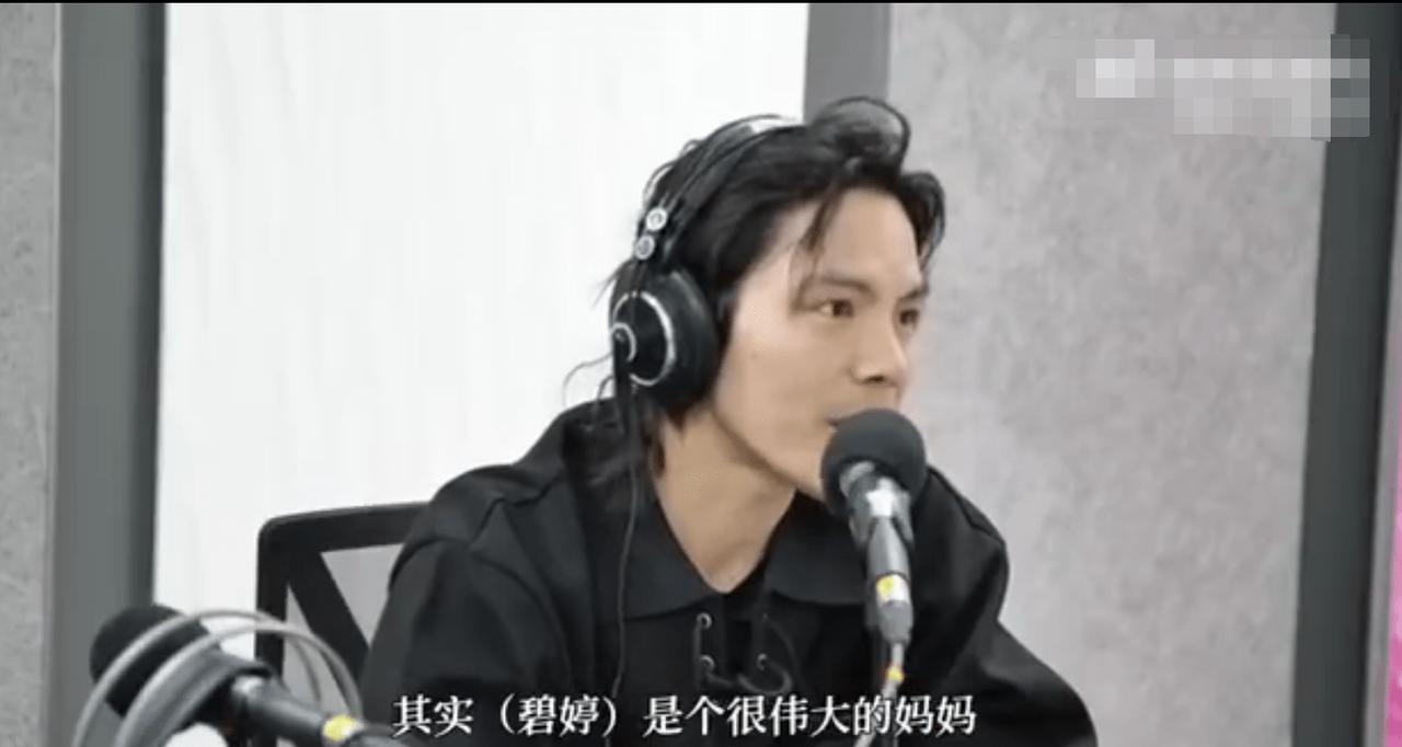 #向佐赞郭碧婷是伟大的妈妈# 近日，向佐在接受采访时，被问到和妻子郭碧婷最近的生