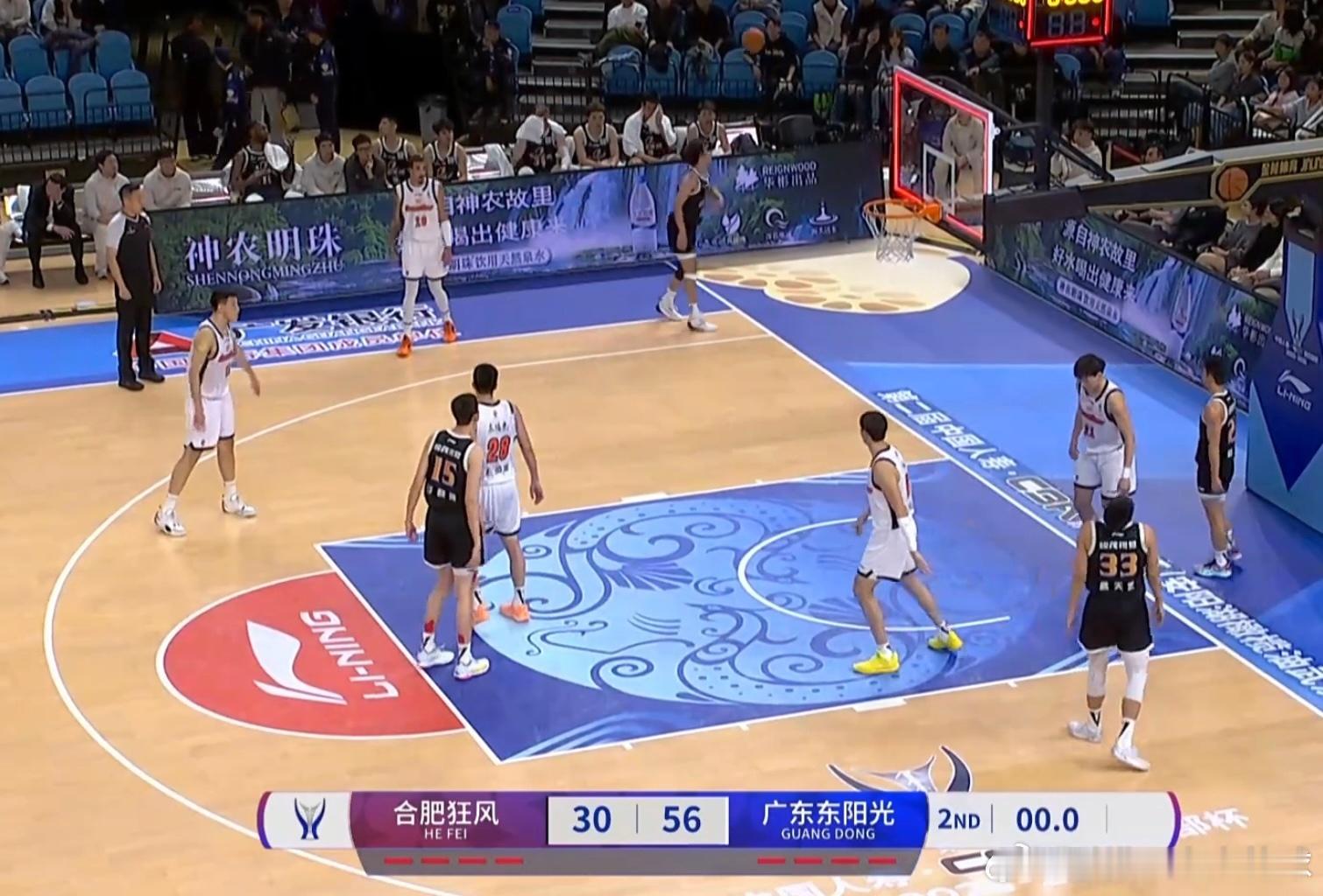 奎因半场拿下12分3板5助攻！半场结束，广东宏远男篮以56比30领先合肥狂风26