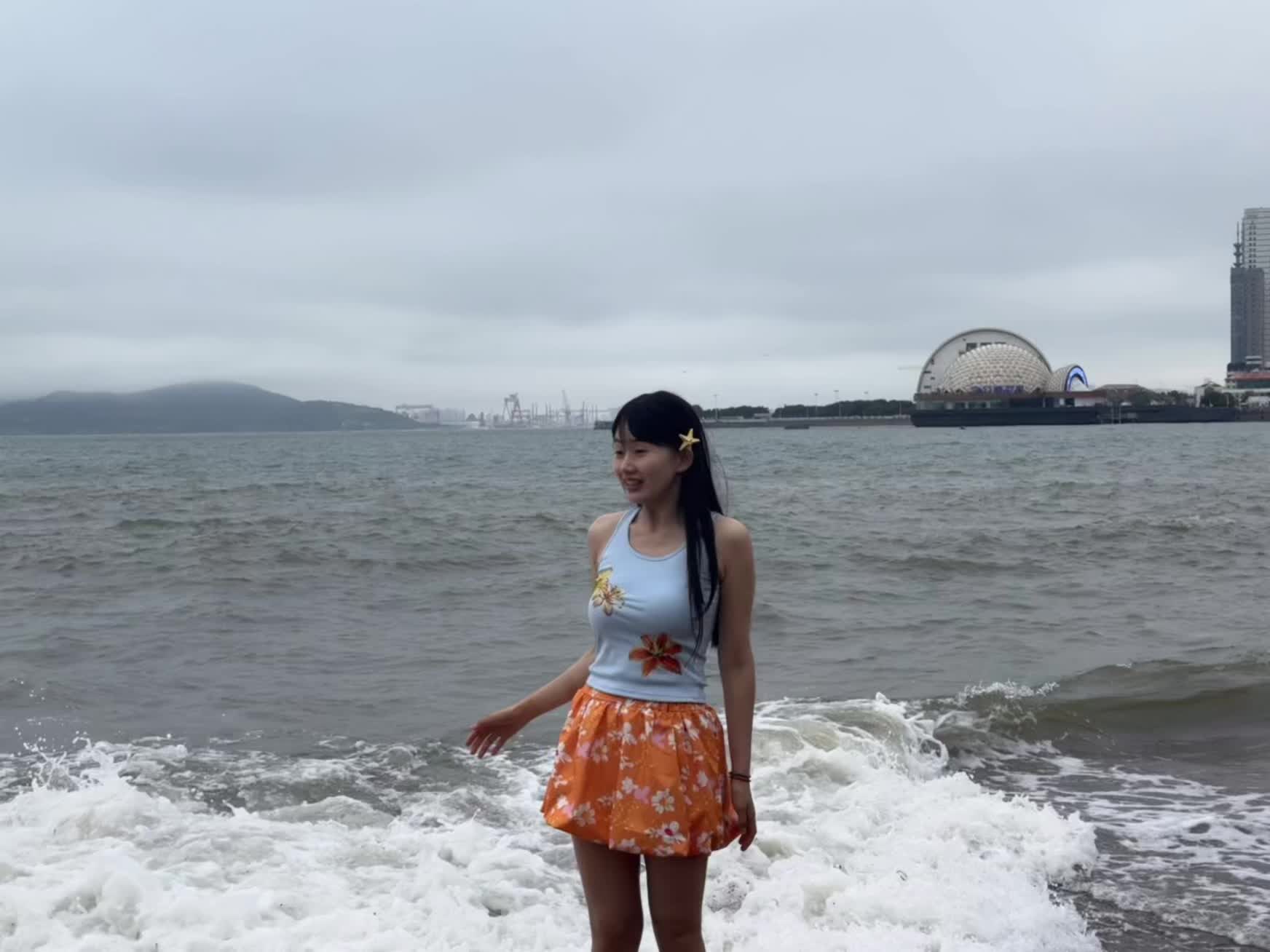 把偷拍我看海的照片送我好吗？