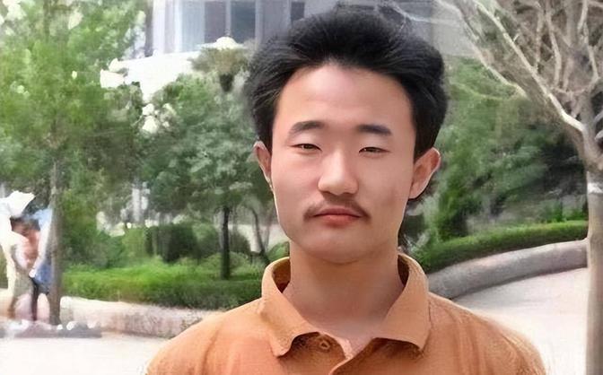 2004年，山东高考状元考了749分，离满分只差1分轰动全国，却因为长相被群嘲“