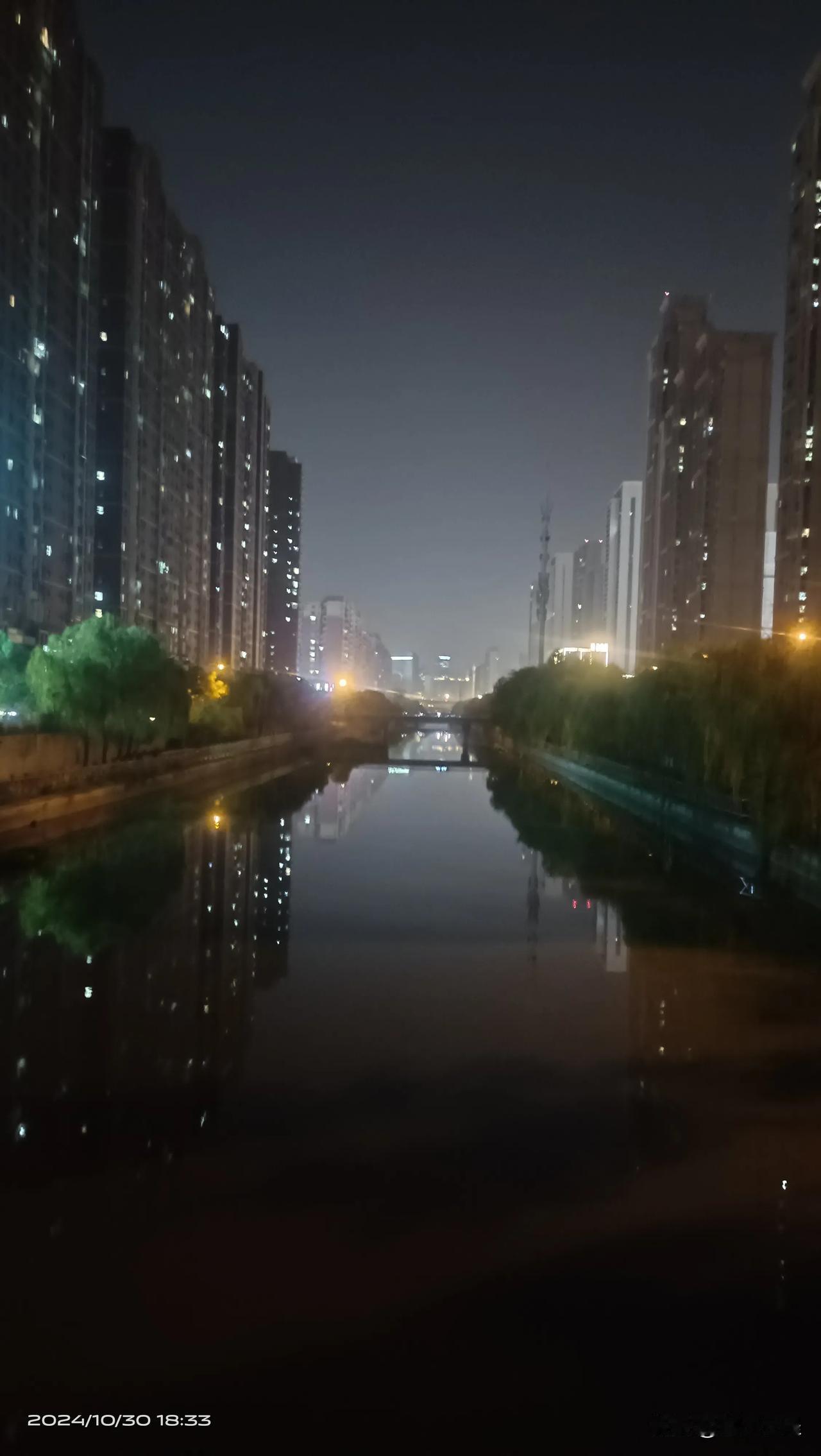 夜景，华灯初上，小河静谧。#夜色迷人🥳# #晚上河流美景#