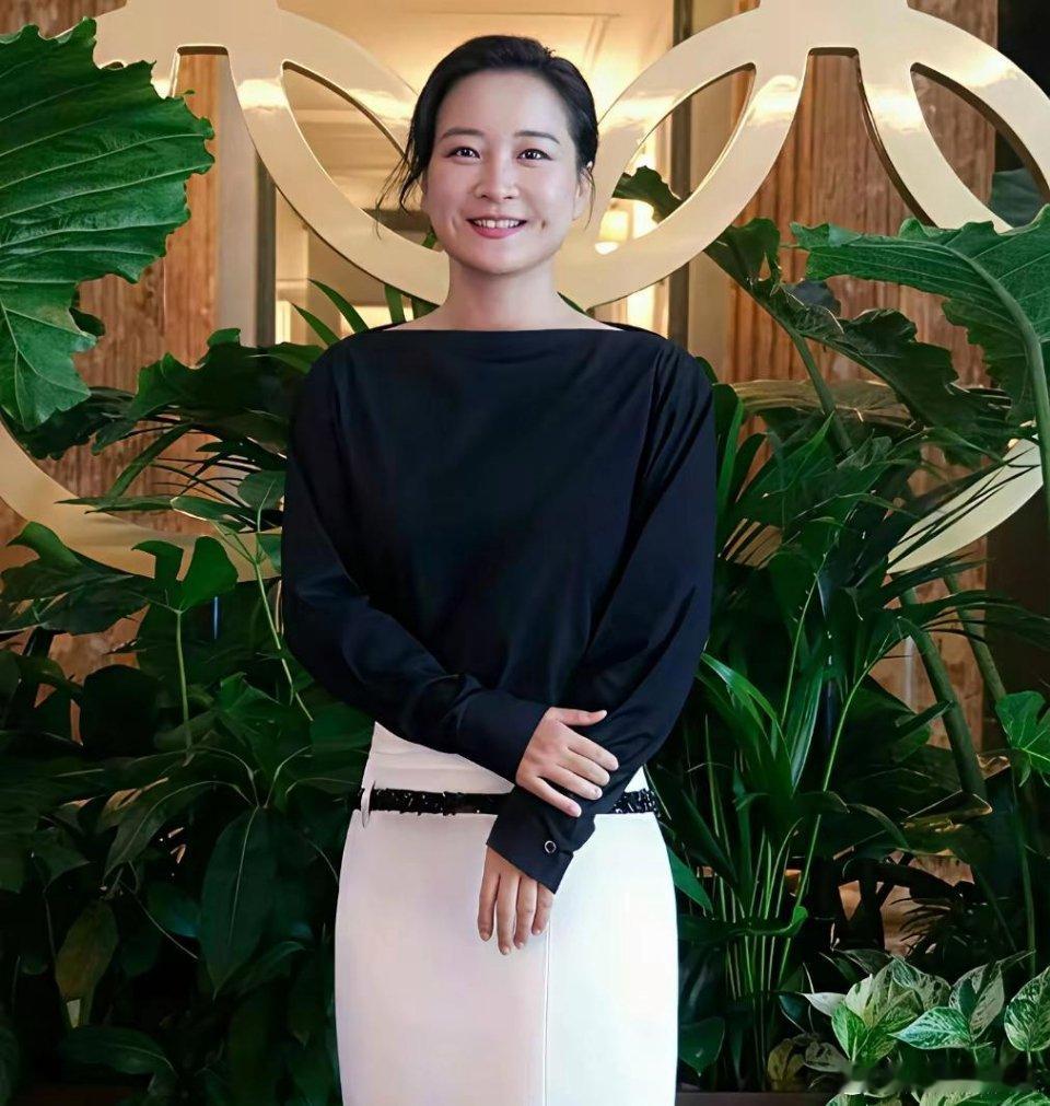 4贾玲身体力行地告诉所有女生：才华之上，是对选择的极致坚持。为拍戏，她从210斤