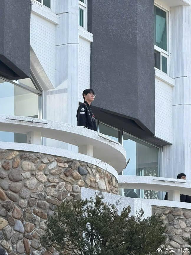 有网友发现Doran在首尔女子大学拍摄什么东西。（或许他们正在拍摄2026年LC