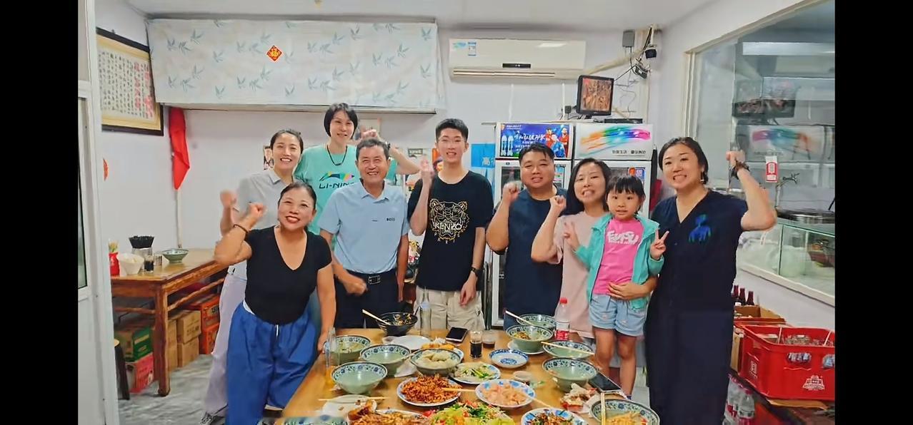 张娜魏秋做东，津味小餐馆招待女排亚锦赛期间来津观赛的陈忠和一家及昔日队友赵蕊蕊，