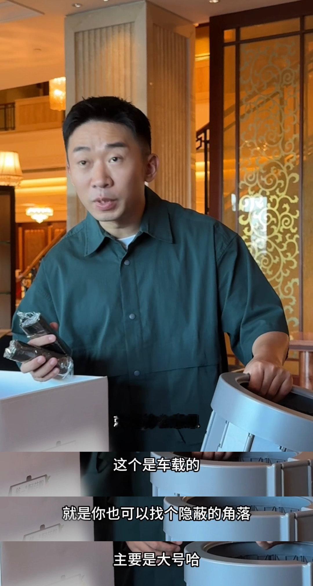 #谁送礼物送马桶啊# 万万没有想到现在送礼物竟然能够送出来这样的花样，杨迪打开这