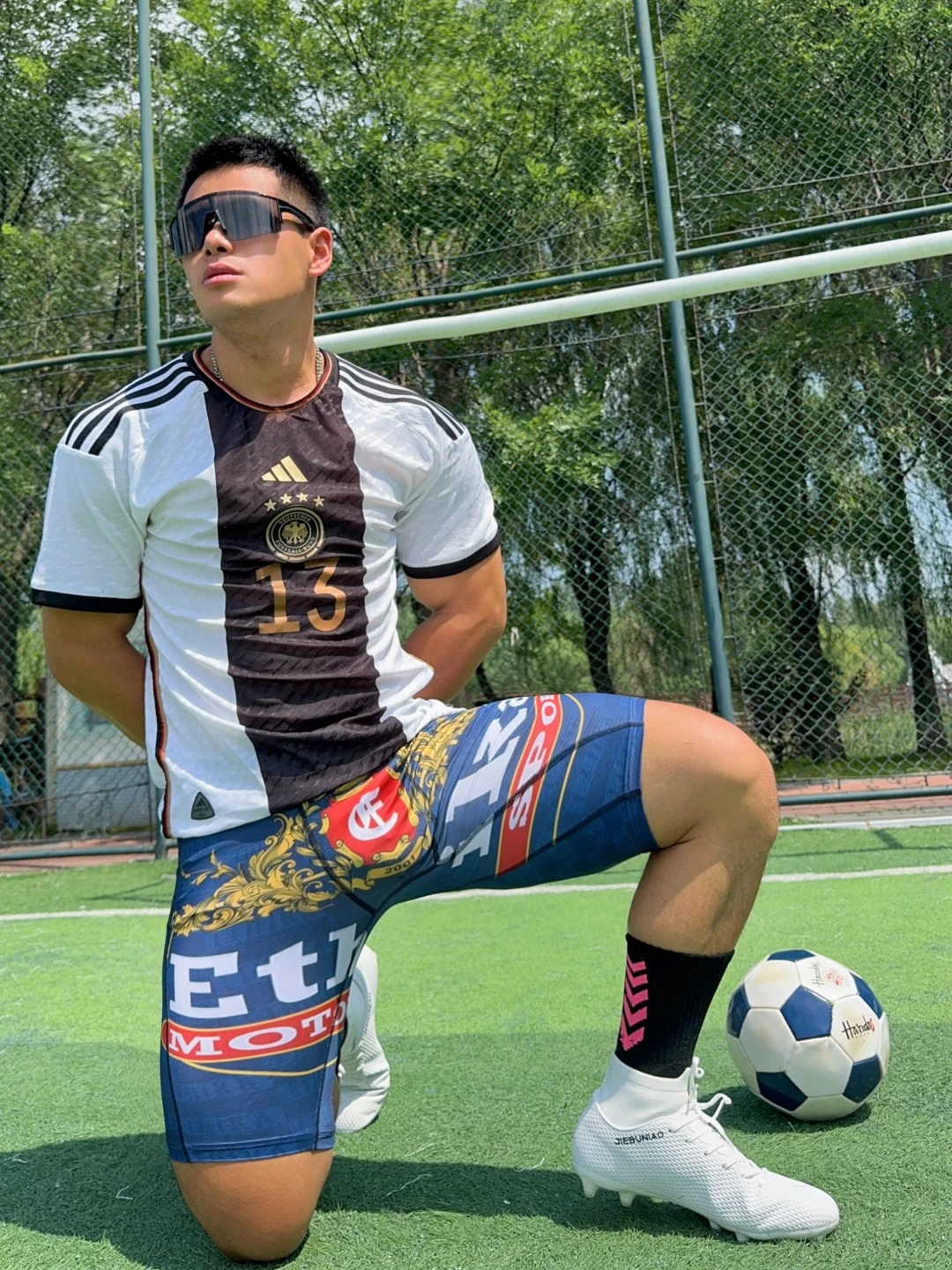 很哇塞的粗腿男孩