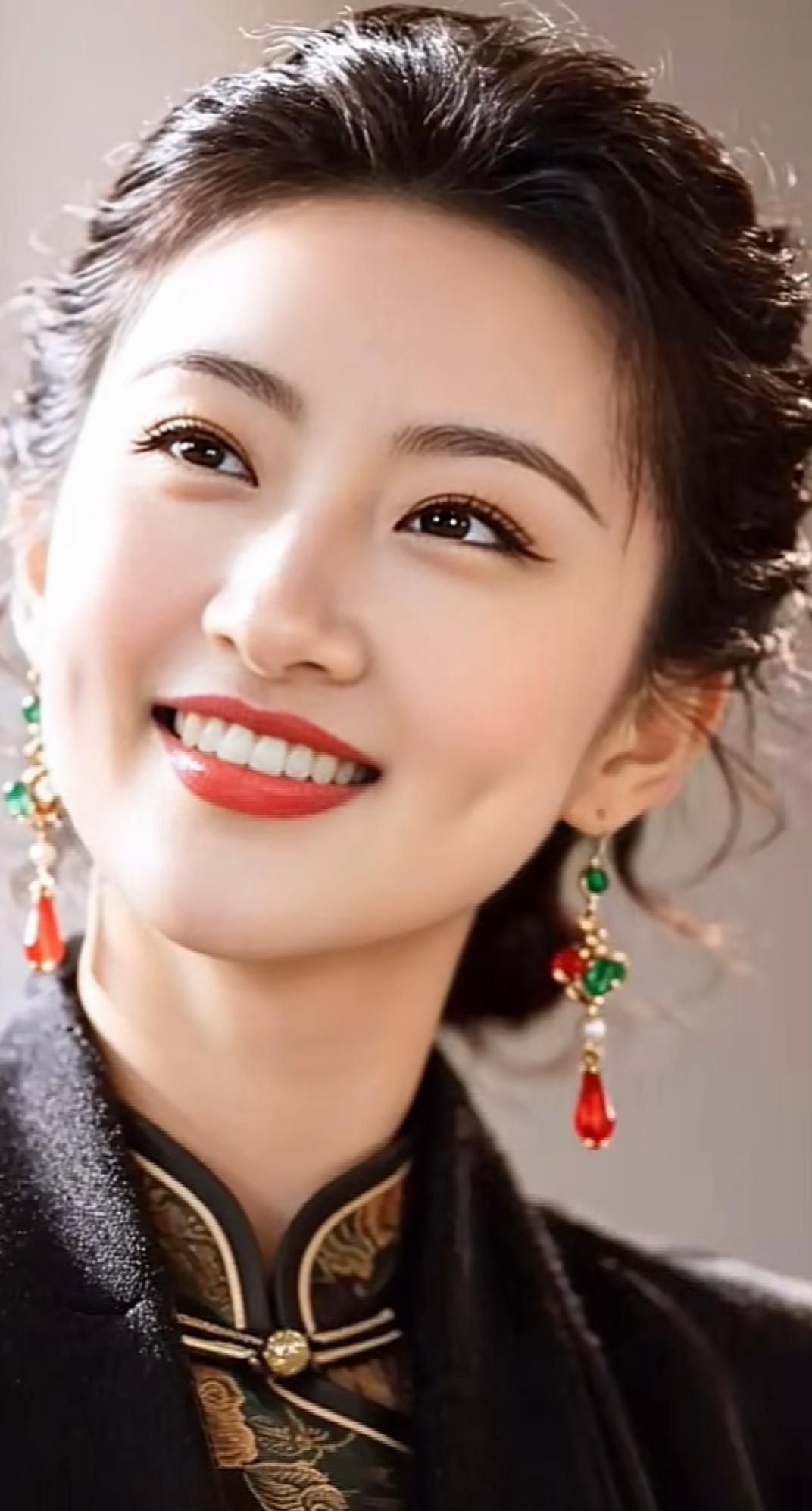 优雅微笑，复古风韵，红唇与绿宝石耳环相映成趣。高雅气质美女 美女人像群