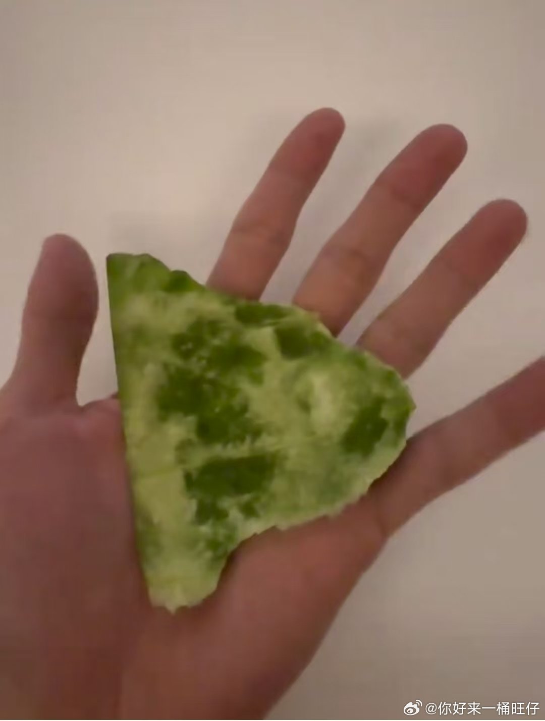 敖瑞鹏吃西瓜皮敖瑞鹏为了不直播把西瓜皮吃了敖瑞鹏为了不直播把西瓜皮吃了，有没有人