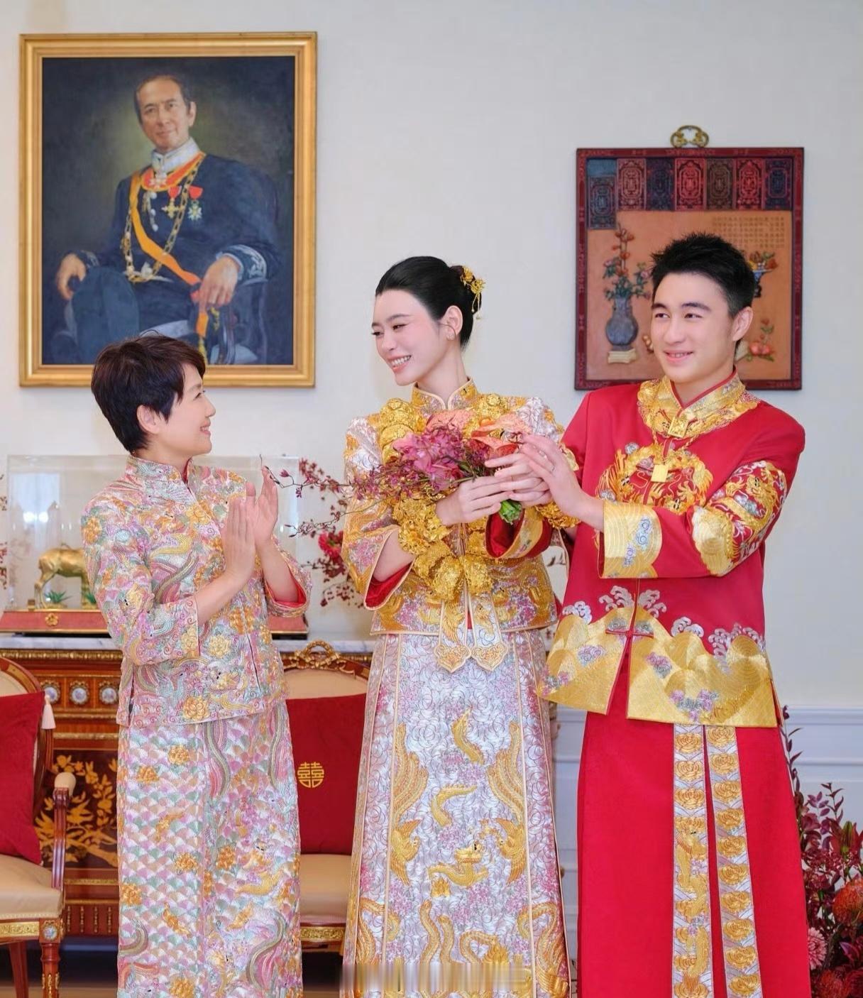 何猷君奚梦瑶梁安琪与赌王画像同框何猷君奚梦瑶梁安琪与赌王画像合照 何猷君奚梦瑶梁
