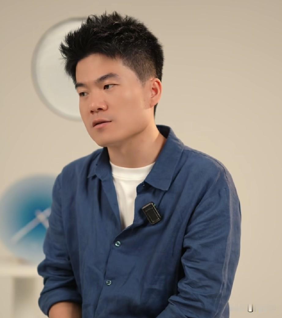 董宇辉夸男主播总是不吝惜夸“帅”，夸女主播却别具一格，比如说小贝是“雄鹰一样的女
