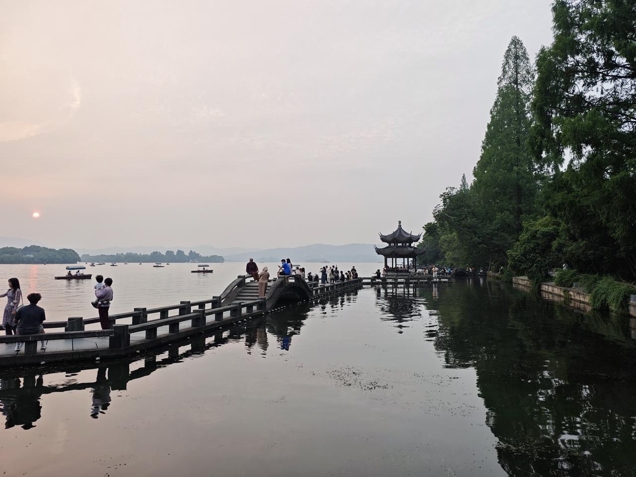 我感觉荷兰队的实力要比瑞典强，身价8亿+的范戴克坐镇后防不是白给的，优势显著。不