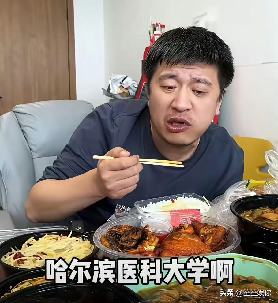 很多人看张雪峰，只看到他犀利、能说、流量大，却没注意他常年黑眼圈深重、眼袋突出、