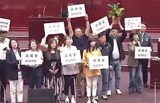 就在刚刚！
民进党亮红牌抗议　
蒋万安施政报告首日遭抵制

台北市长蒋万安16日