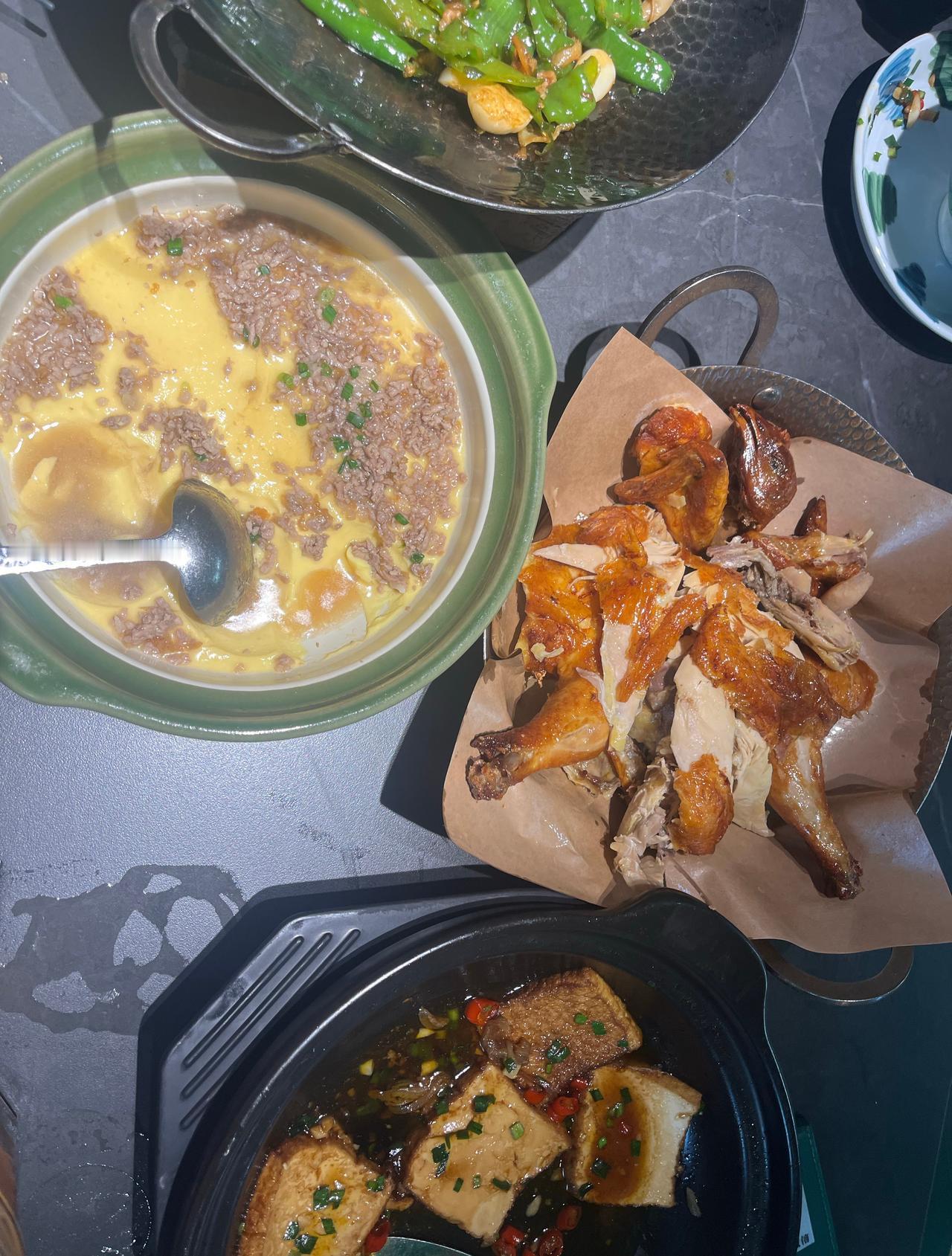 还是费大厨比较合我们口味
高性价比还有高服务
吃完了还一人一根冰棍
我喜欢这样考